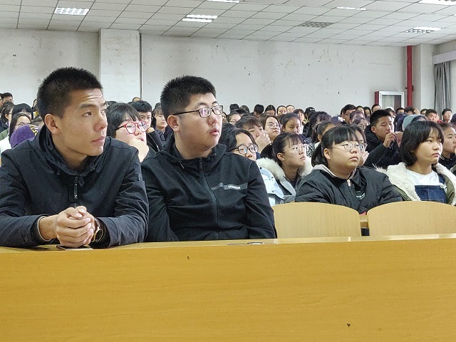 【辅导员说完满】关注网络安全 构建和谐社会——食品与环境学院2018级主题年级会