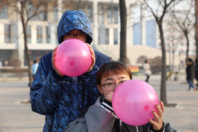 【完满班级】心心相印绕指情 “气”十二变展完满——经济管理系资产1702班创意气球大赛完满班级活动