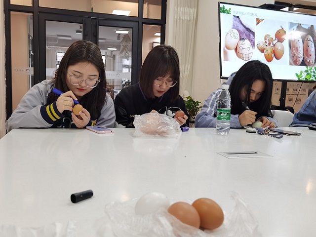 【完满班级】“清明寄相思 五彩蛋绘制”——软件1805班完满班级活动