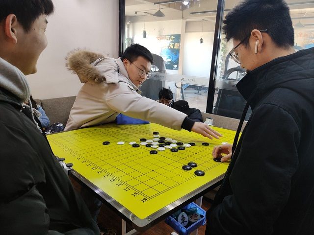 【完满班级】黑白相间 棋逢对手 ——艺术传媒学院环设1803班五子棋棋艺大比拼