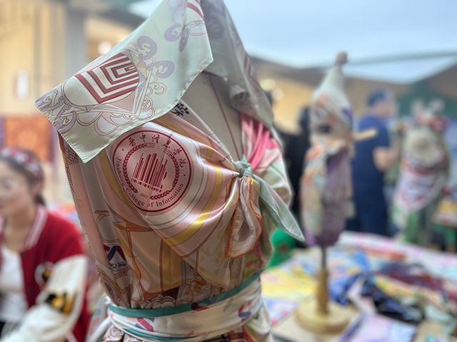 【1+1>2】一方繁花“丝巾” 绽放熠熠华彩——艺术传媒学院丝巾设计作品展