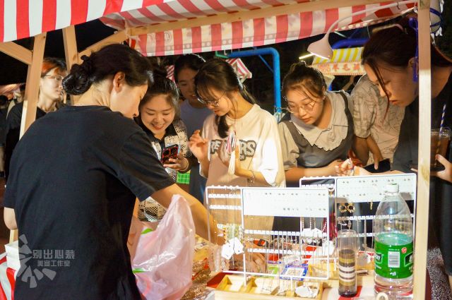 “日不落”毕业夜市超燃来袭 这个毕业季氛围感拉满了!