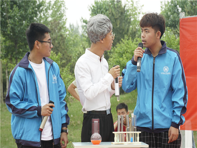 【戏剧节】长袖善舞 倾情演艺——第六届“魅夜乌马河”校园戏剧节5月15日新闻集锦