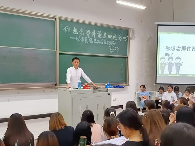 【辅导员说完满】你想念那件浸湿的迷彩吗——淬炼商学院2020级“辅导员说完满”专题活动