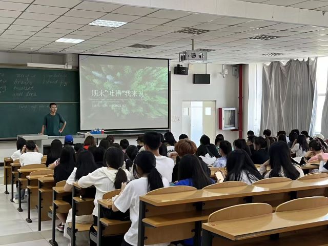 【辅导员说完满】期末“吐槽”我来说——经济与管理学院2022级辅导员说完满活动