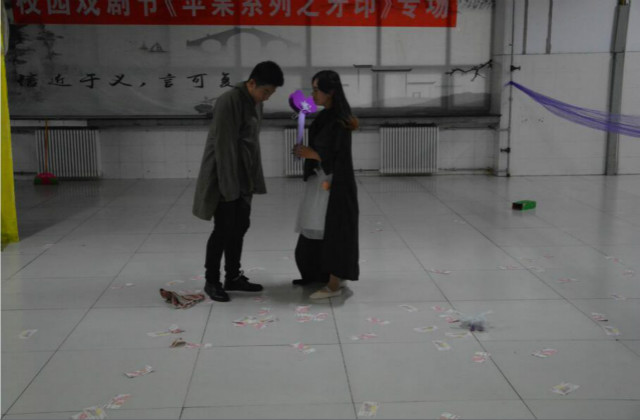 【剧评】戏迷看剧 幸福并不遥远——话剧《苹果系列之牙印》