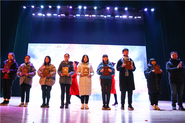 第100期乌马河周末文化广场“汇彩色之力 幸不负青春”主题晚会圆满落幕