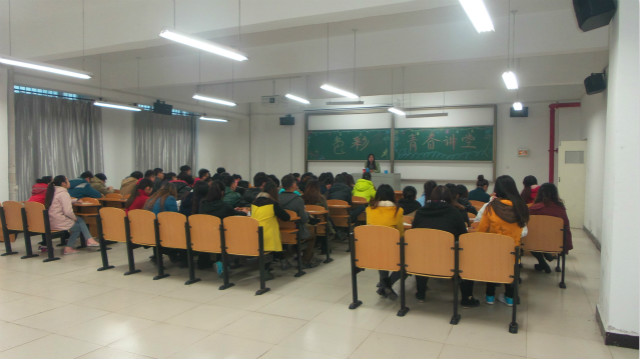 艺术传媒系开办色彩青春讲堂第一讲