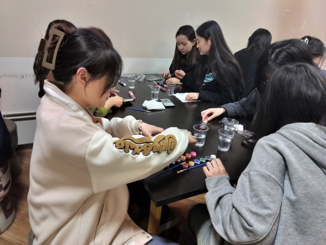 【完满团支部】彩绘DIY 玩转涂鸦——淬炼·国际商学院行管2102班完满团支部活动