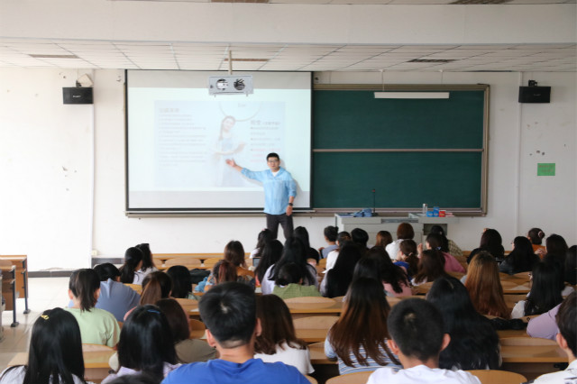 【辅导员说完满】奋进新时代 启航新征程——商务英语学院2017级辅导员说完满