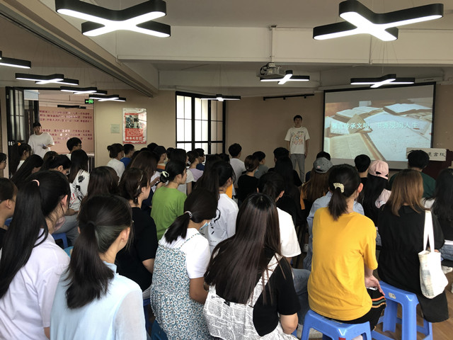 【完满班级】思想之光灼灼 书声朗朗传颂——物流1901、1902班开展“雅言传承文明 书香浸润人生”校园朗读者活动