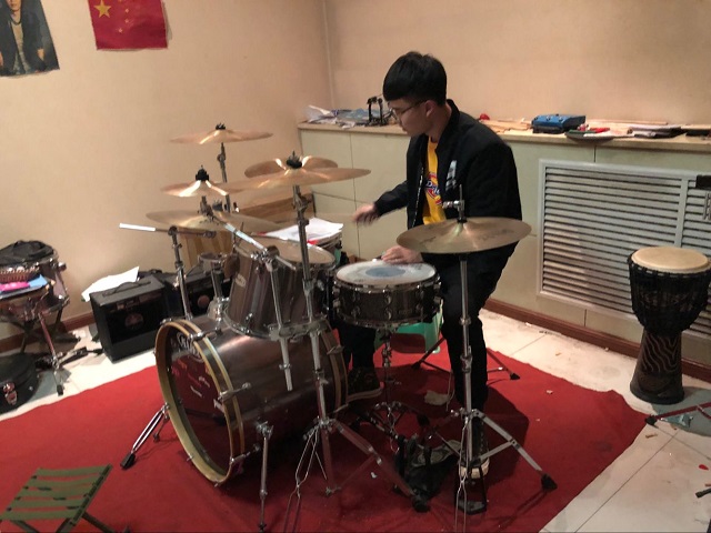 【完满班级】弹敲时尚乐器 畅享铿锵摇滚——大数据学院、信息工程学院软件1704班举办完满班级活动