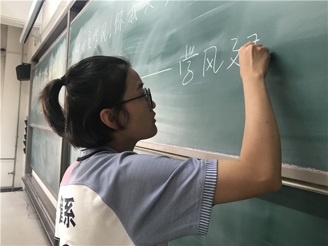 逃课成本账核算 共创优良学风——淬炼商学院开展学风教育主题班会活动