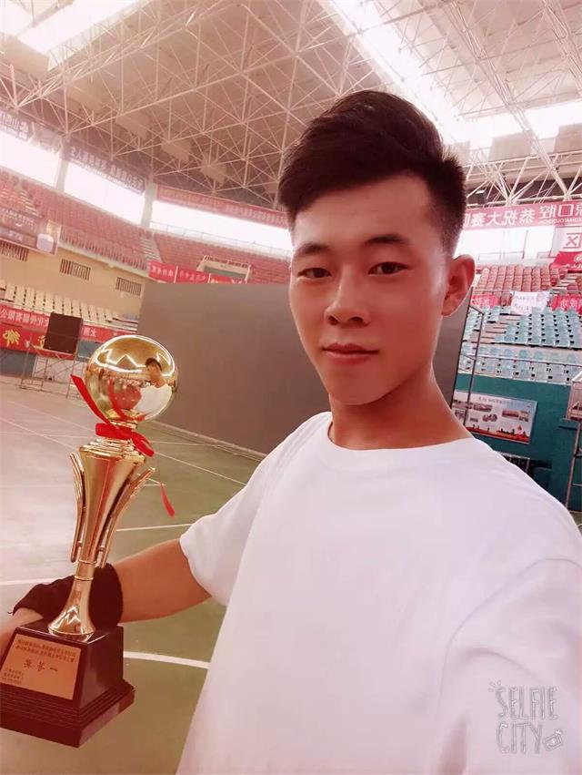闪光的信院第148期 :坚持才是硬道理,努力成就真英才——李哲