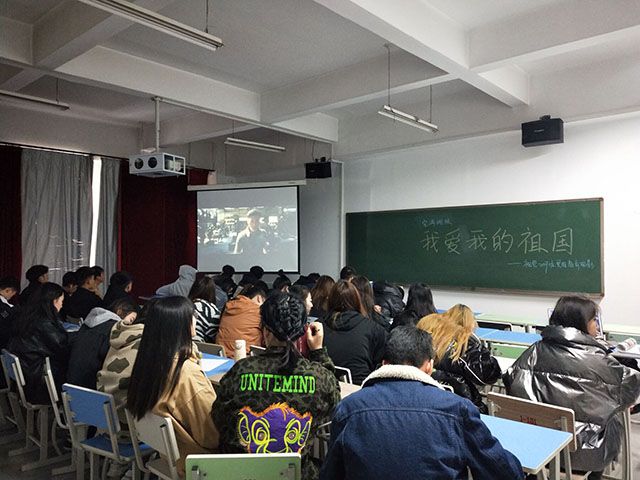 【完满班级】五星红旗升起的那一片天空——艺术传媒学院2020级视觉2007班爱国主题电影《八佰》活动