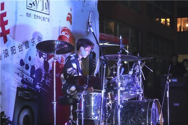 “心”动嗨唱 全“馨”体验 与未来初相遇——箕城书院“Crazy  不燃怎样”迎新摇滚阳台音乐会圆满落幕