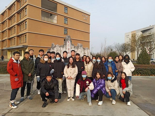 【完满班级】尽显团队风采 活力校园生活——艺术传媒学院18级环设1805班举办“你追我赶 趣味无限”五人六足比赛活动