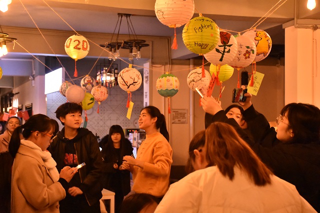 杏花学子巧手染灯笼 感受家文化