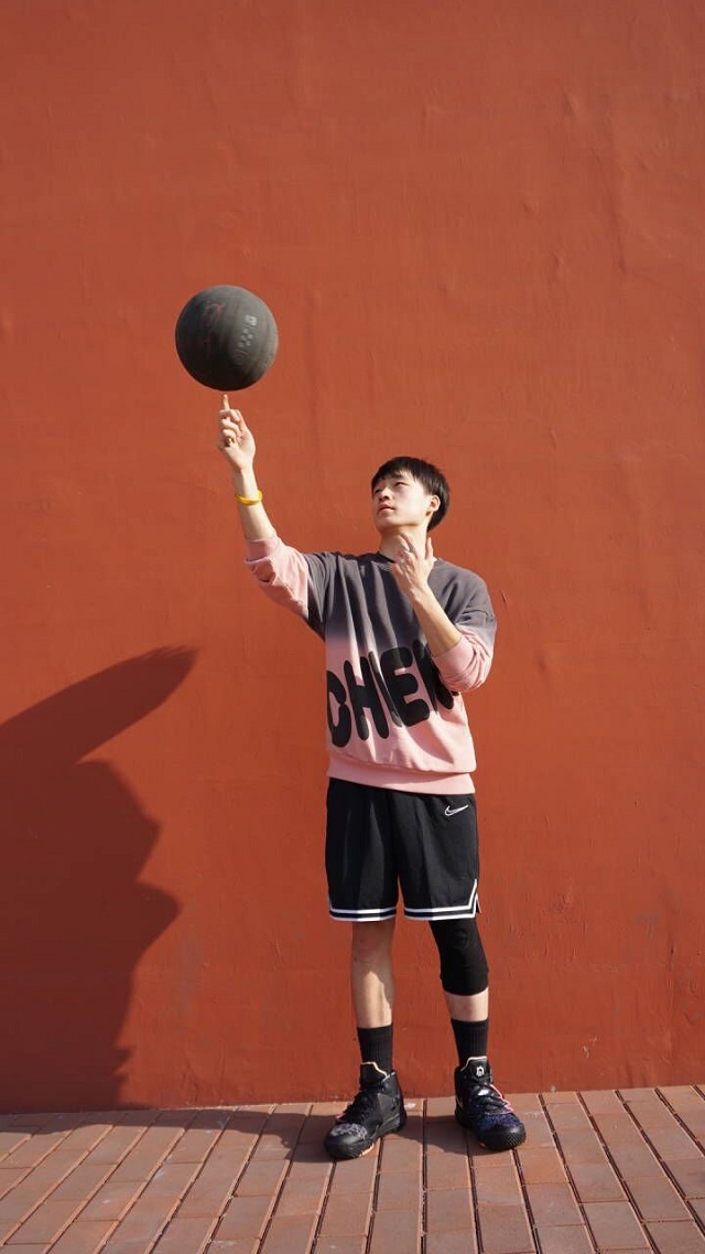 闪光的信院第262期:绿茵场上“篮”不住的闪光少年