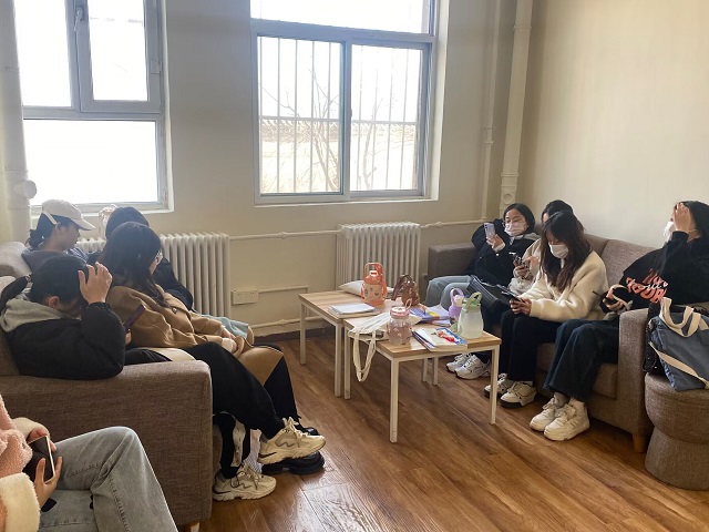 【完满团支部】学雷锋树新风 争当信院文明使者——商务英语学院英语2216班完满团支部活动