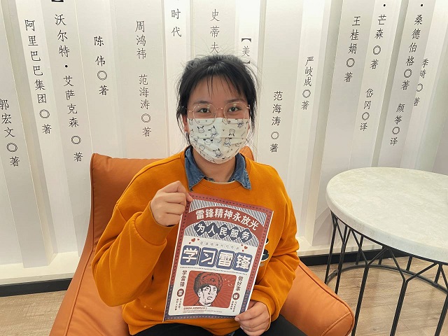 【完满团支部】雷锋团扇手中做 奉献精神心中留——商务英语学院英语2004班完满团支部活动