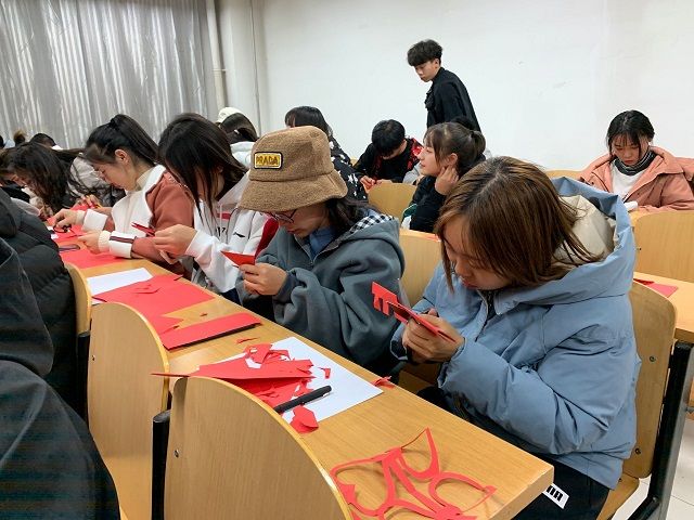 【完满班级】纸艺缩影人生——艺术传媒学院视觉1903班“承中国传统 扬青春创意”学习剪纸文化活动