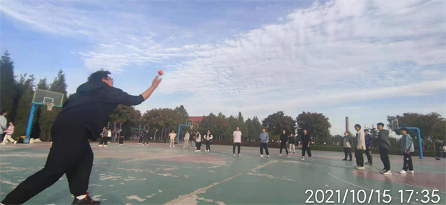 【完满班级】体育健康伴我行 你投我扔——大数据学院、信息工程学院数字2102班完满班级活动