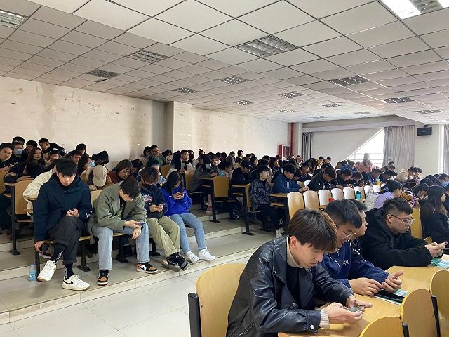 理性消费 理性先行——艺术传媒学院环设2018级主题班会