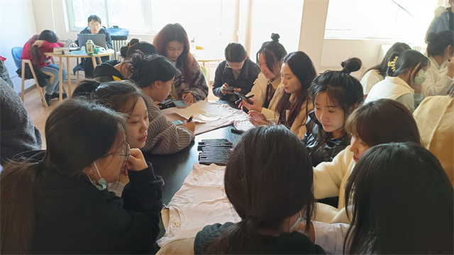 【完满团支部】“衣”笔点睛 怦然“新”动——淬炼·国际商学院会计2101班完满团支部活动