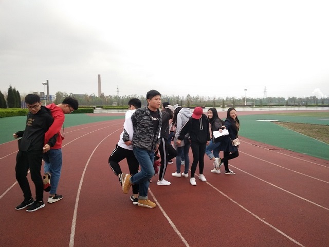 【完满班级】你侬我侬 互贴互粘――经管1603班“泡泡糖”贴人游戏四月完满班级活动