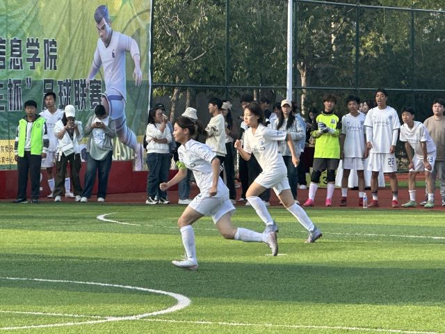 全胜战绩!大数据学院、信息工程学院摘得第六届“新生杯”足球联赛桂冠!
