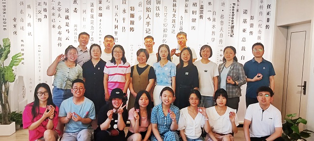 【毕业季】师者如光 微以致远 且歌且行且从容——淬炼·国际商学院“青春作伴 不说再见”院长座谈会