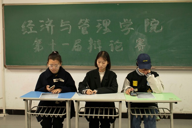 学长计划第910期:跌宕唇齿交锋 激情思维碰撞——“辩是非,明真理,乐成长”经济与管理学院辩论赛复赛