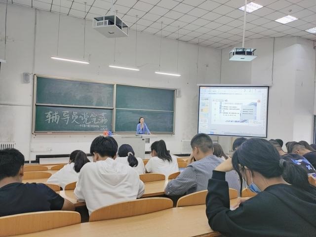 【辅导员说完满】上好大学安全第一课——经济与管理学院开展“预防风险，守护安全”主题年级会