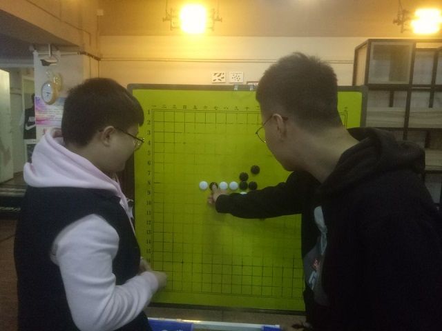 【完满班级】黑白相间 棋逢对手 ——艺术传媒学院环设1803班五子棋棋艺大比拼