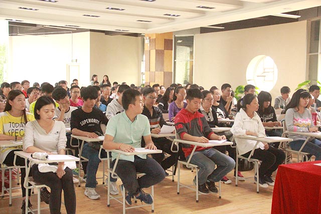 远景学院召开2015级新生见面会