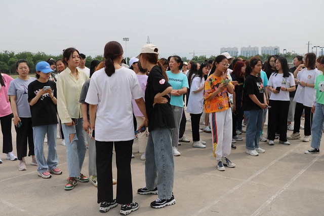 凝聚青春活力 挥洒无限激情——商务英语学院“破天一啸 展我芳华”趣味活动