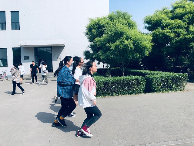 【完满班级】奋勇向前 顽强拼搏100米接力赛——艺术传媒学院环设1801完满班级活动