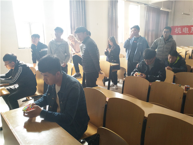 指尖的疯狂 等你来战——机电工程系第三届“飞速转动”魔方速拼大赛