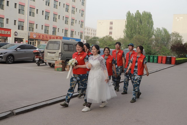 镜头逐梦 光影抒怀——经济与管理学院“时光爱人”老年婚纱照圆梦计划第六期