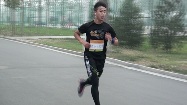 我院举办2015康宝莱·全国大学生迷你马拉松公益挑战第一期“涂鸦跑”