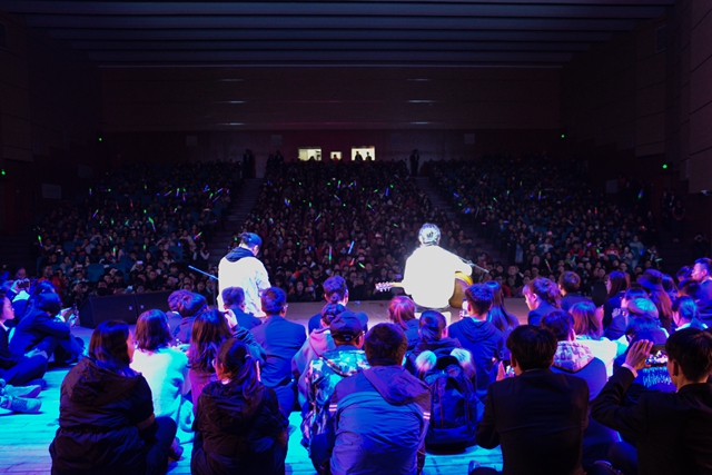 600名小屋的“族人们”齐聚乌马河随民谣律动——“大冰的小屋·百城百校音乐会”信息学院站