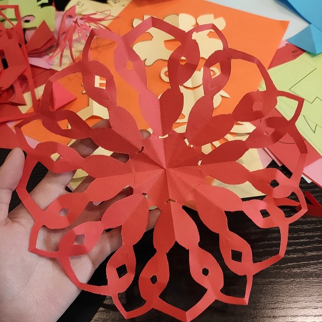 【青春雷锋月】在动手中体验不一样的志愿文化——“情系雷锋月 剪下三月天”剪纸大赛