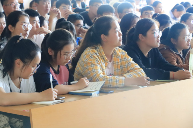 【辅导员说完满】梦想不负岁月 热爱逐梦时光——经济与管理学院开展“快乐启程 相拥信院”主题年级会