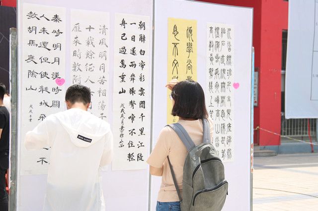 学生社团纳新在路上 急待英才易新颜