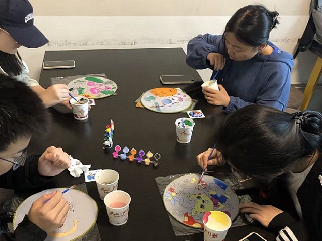 【完满团支部】传承团扇文化 手绘一丝清风——食品与环境学院食安2002班完满团支部活动