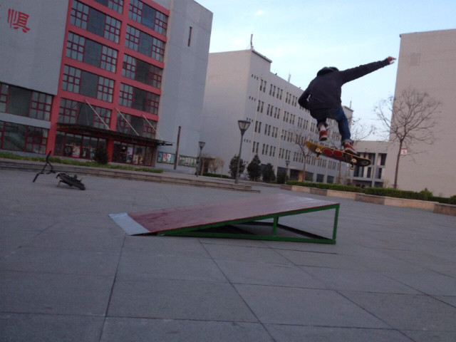 【缤纷百团】Zonda极限社举办skate party滑板赛