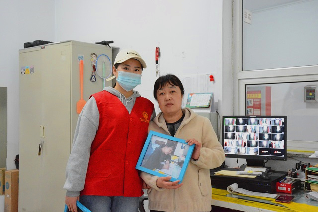 淬炼校媒人爱心摄影送温暖 记录平凡岗位上的坚守