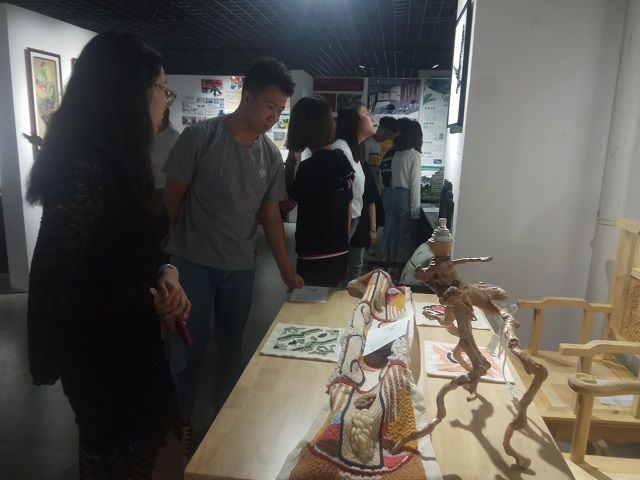 【完满班级】色彩与艺术的融合——艺术传媒学院环设1603班举办“参观毕业展厅作品”完满班级活动