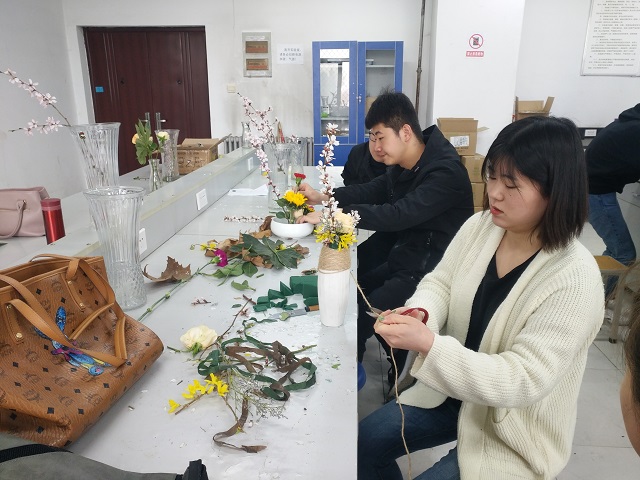 【社团快讯】把春光扎进花器里——花艺协会思维“插花知识”小课堂